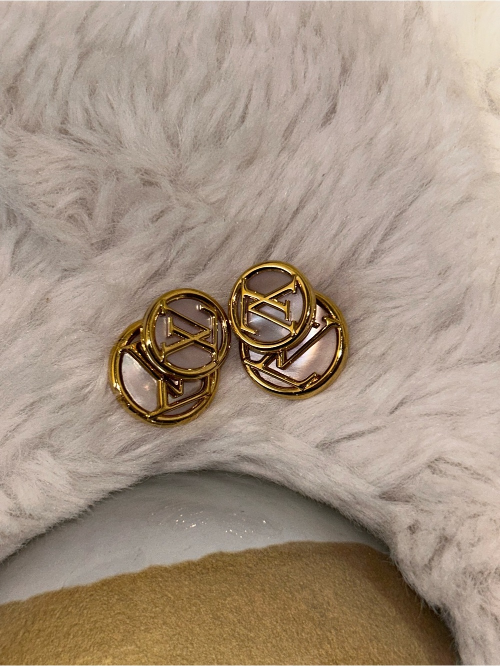 Louis Vuitton Gold Mother Of Pearl L To V Pearlfection Earrings- LIKE NEW - Picture 6 of 14